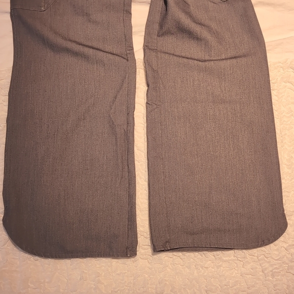 FIGS | Catarina One-Pkt Scrub Top & FIRST Kade Cargo Scrub Pant - Graphite - XXS - Picture 8 of 8